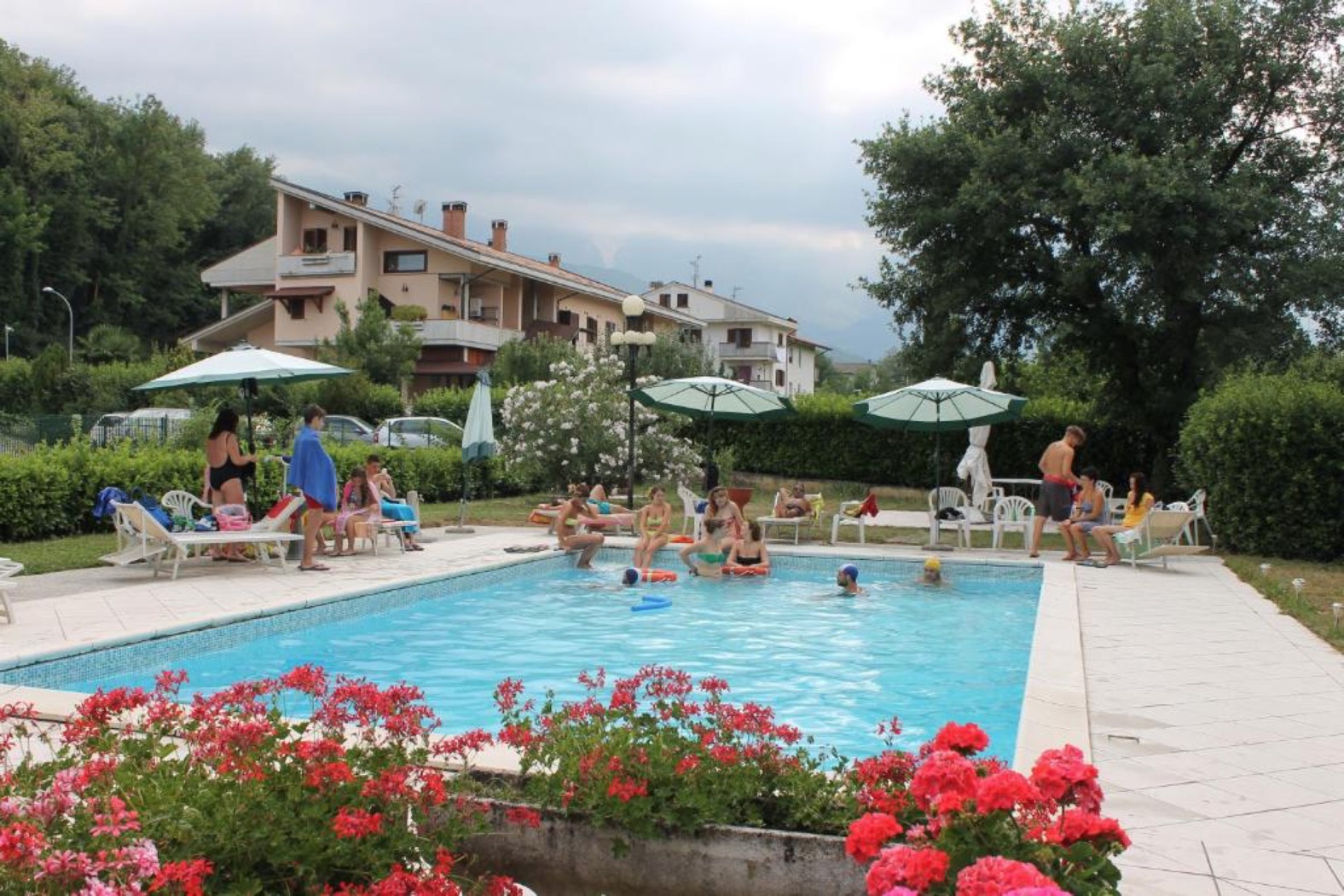 La Piscina Esterna Del Residence La Piscina di Isola del Gran Sasso a Teramo nella Valle Siciliana