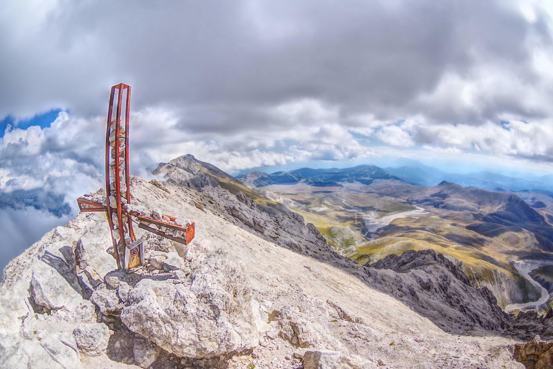 Escursione in vetta dal bosco di Pagliare per il Vallone di Fossaceca al Monte Prena nella Valle Siciliana in Abruzzo