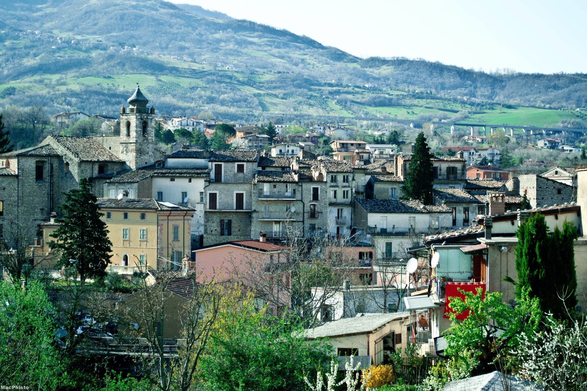 escursione in Abruzzo nella valle del Gran Sasso D'Italia attraverso 5 comuni