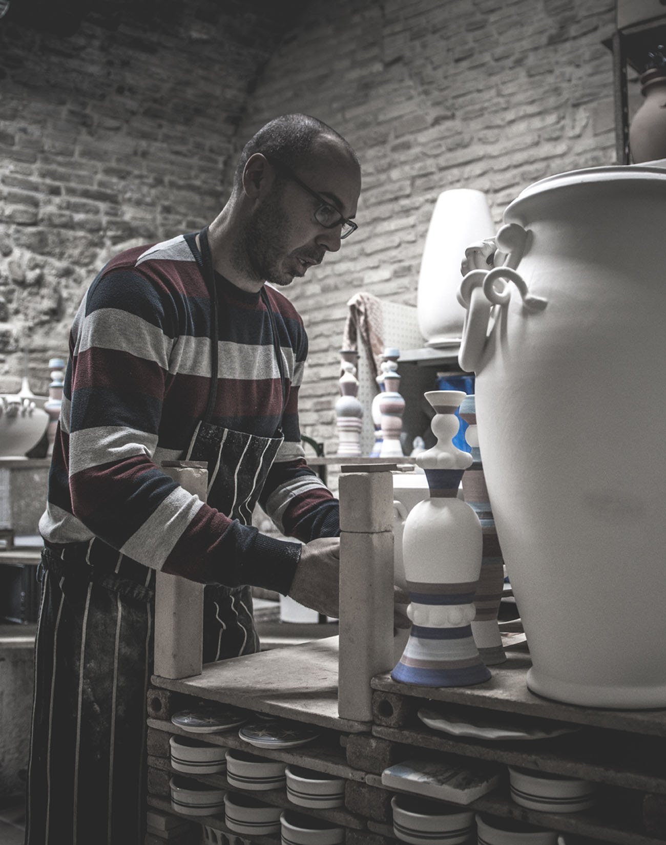 artigiano in laboratorio Ceramiche Simonetti di Castelli in Abruzzo