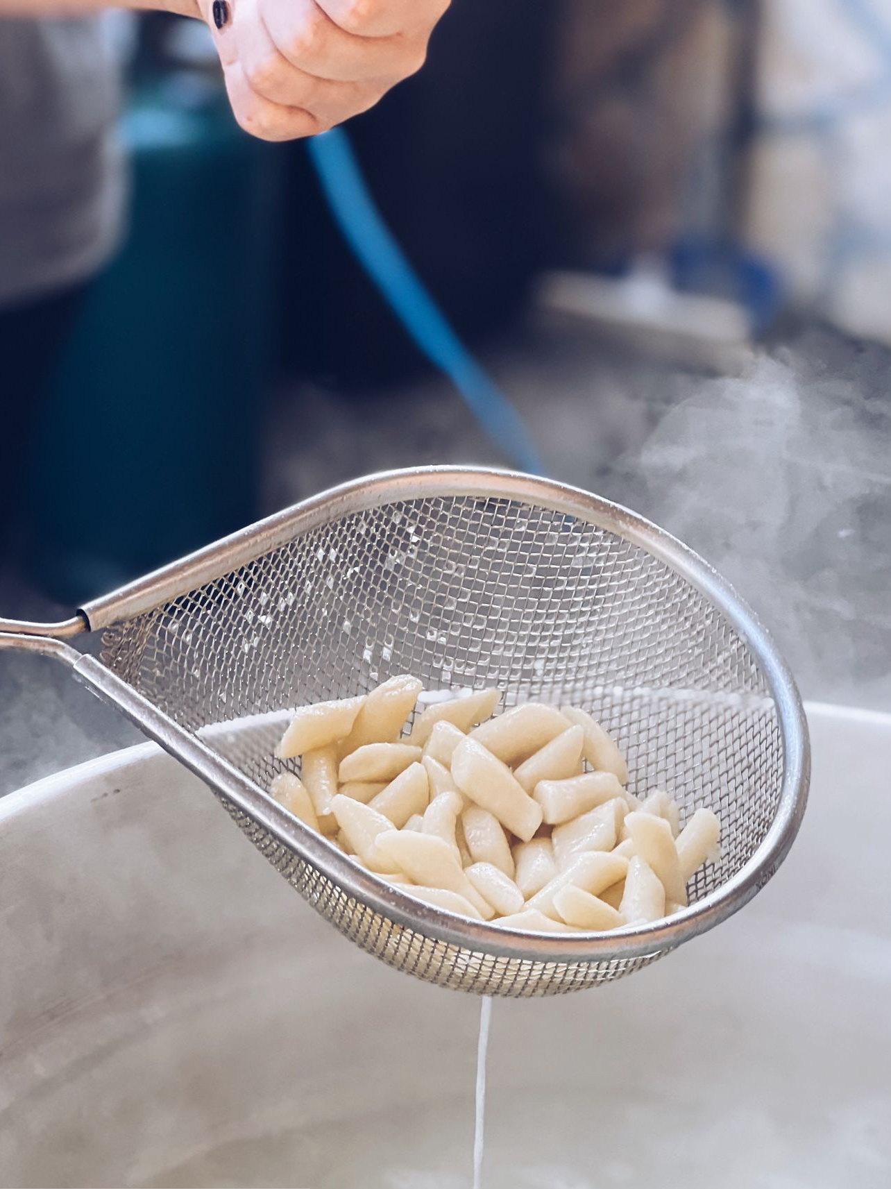 gnocchi nello scolapasta la patata turchesa prodotto tipico del Gran Sasso D'Italia in Abruzzo 1