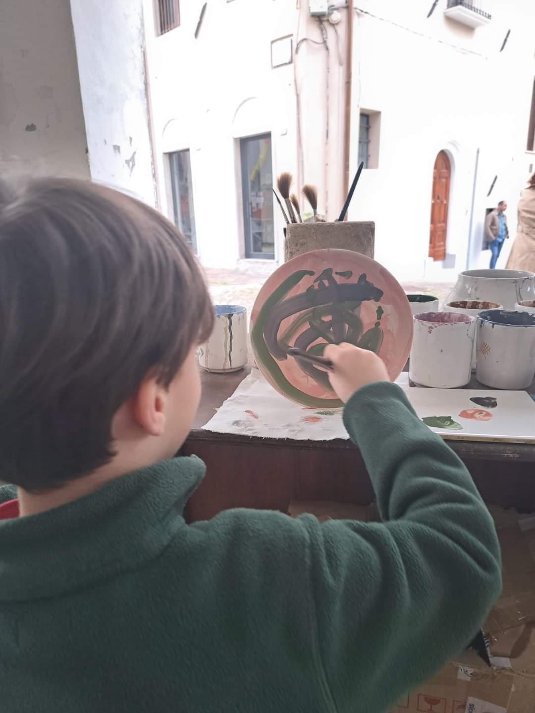 Buongiorno Ceramica Gran Sasso D'Italia con bambino che dipinge