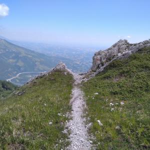 escursione sentieri tra boschi Percorso delle Acque in Abruzzo nel Gran Sasso D'Italia