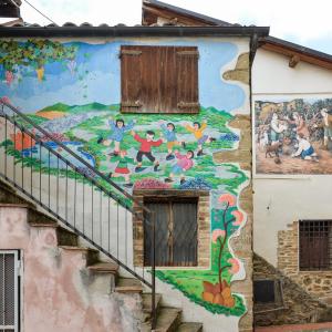 Una casa nel borgo incantato di Azzinano di Tossicia a Teramo con murales