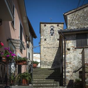 Visuale del borgo incantato di Villa Petto in Abruzzo nella valle del Gran Sasso