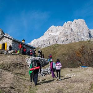 castagnata da parte del CAI persone che fanno trekking Gran Sasso d'Italia