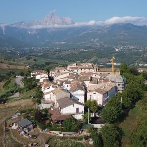 Scorcio del borgo incantato di Castel Castagna nella Valle Siciliana a Teramo in Abruzzo
