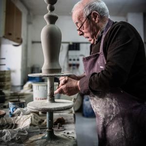 maestro artigiano Ceramiche Simonetti di Castelli in Abruzzo
