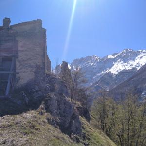 escursione sentieri tra boschi Isola del Gran Sasso e Castello di Pagliara in Abruzzo nel Gran Sasso D'Italia