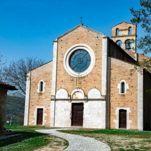 Facciata della chiesa di Santa Maria di Ronzano nella valle del Gran Sasso a Teramo in Abruzzo