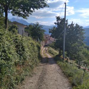 escursione sentieri tra boschi Casale San Nicola Acerone in Abruzzo nel Gran Sasso D'Italia