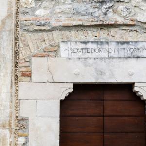 Un motto nel paese dei motti nella valle del Gran Sasso a Teramo in Abruzzo