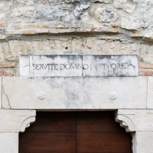 Un motto nel paese dei motti nella valle del Gran Sasso a Teramo in Abruzzo