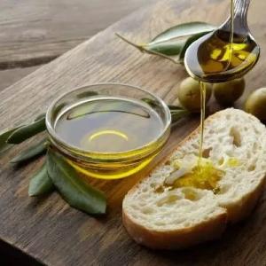 olio su fette di pane fresco e olive