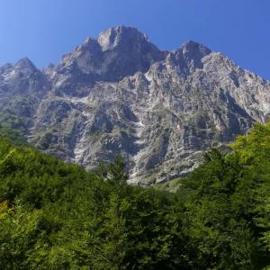 escursione sentieri tra boschi Casale San Nicola Acerone in Abruzzo nel Gran Sasso D'Italia