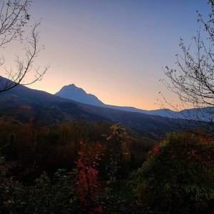 panoramica del luogo incantato di Piane del Fiume a Teramo in Abruzzo nella valle del Gran Sasso