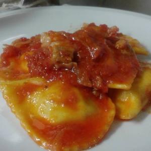 piatto di Ravioli dolci con il sugo tipici teramano Gran Sasso D'Italia Abruzzo