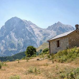 Visuale esterna del Rifugio Orazio Delfico nella Valle del Gran Sasso a Teramo in Abruzzo