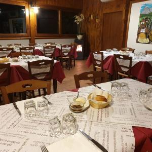 sala ristorante trattoria La Tana Degli Orsi a Forca Di Valle a Isola Del Gran Sasso
