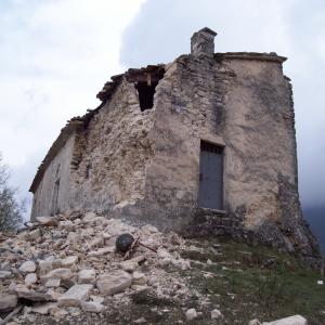 escursione sentieri tra boschi da Isola al Castello di Pagliara in Abruzzo nel Gran Sasso D'Italia