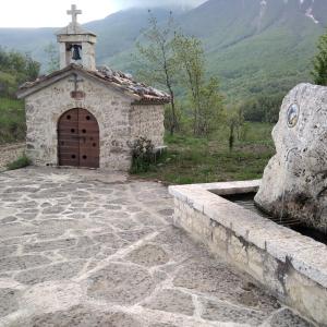 Chiesetta nel percorso tra i boschi da Fano a Casale San Nicola passando per Corno nella Valle del Gran Sasso in Abruzzo 