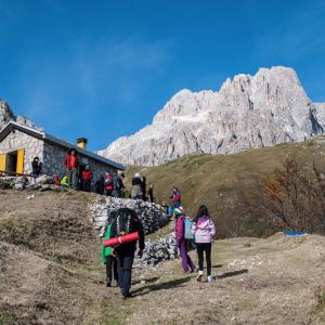 persone che guardano il panorama durante escursioni Gran Sasso D'Italia