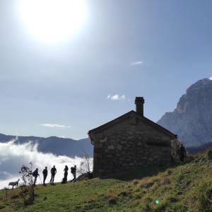 Panorama durante la passeggiata tra i boschi da Forca di Valle a Casale San Nicola nella valle del Gran Sasso in Abruzzo