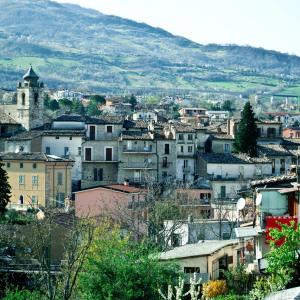 escursione in Abruzzo nella valle del Gran Sasso D'Italia attraverso 5 comuni