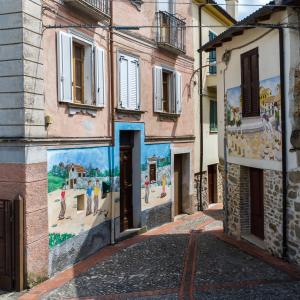 Murales di Azzinano a Teramo in  Abruzzo del Gran Sasso D'Italia