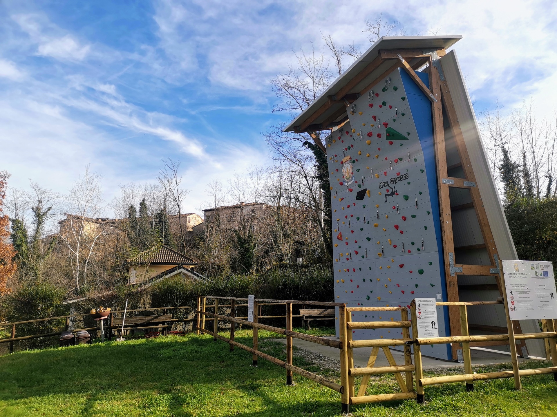 parete-di-arrampicata-sportiva-presso-fiume-fiumetto