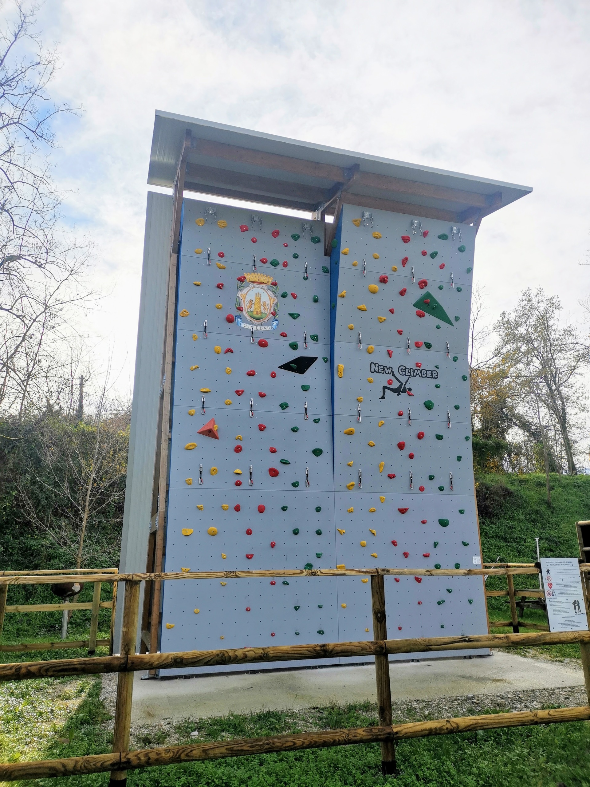 parete-di-arrampicata-sportiva-presso-fiume-fiumetto