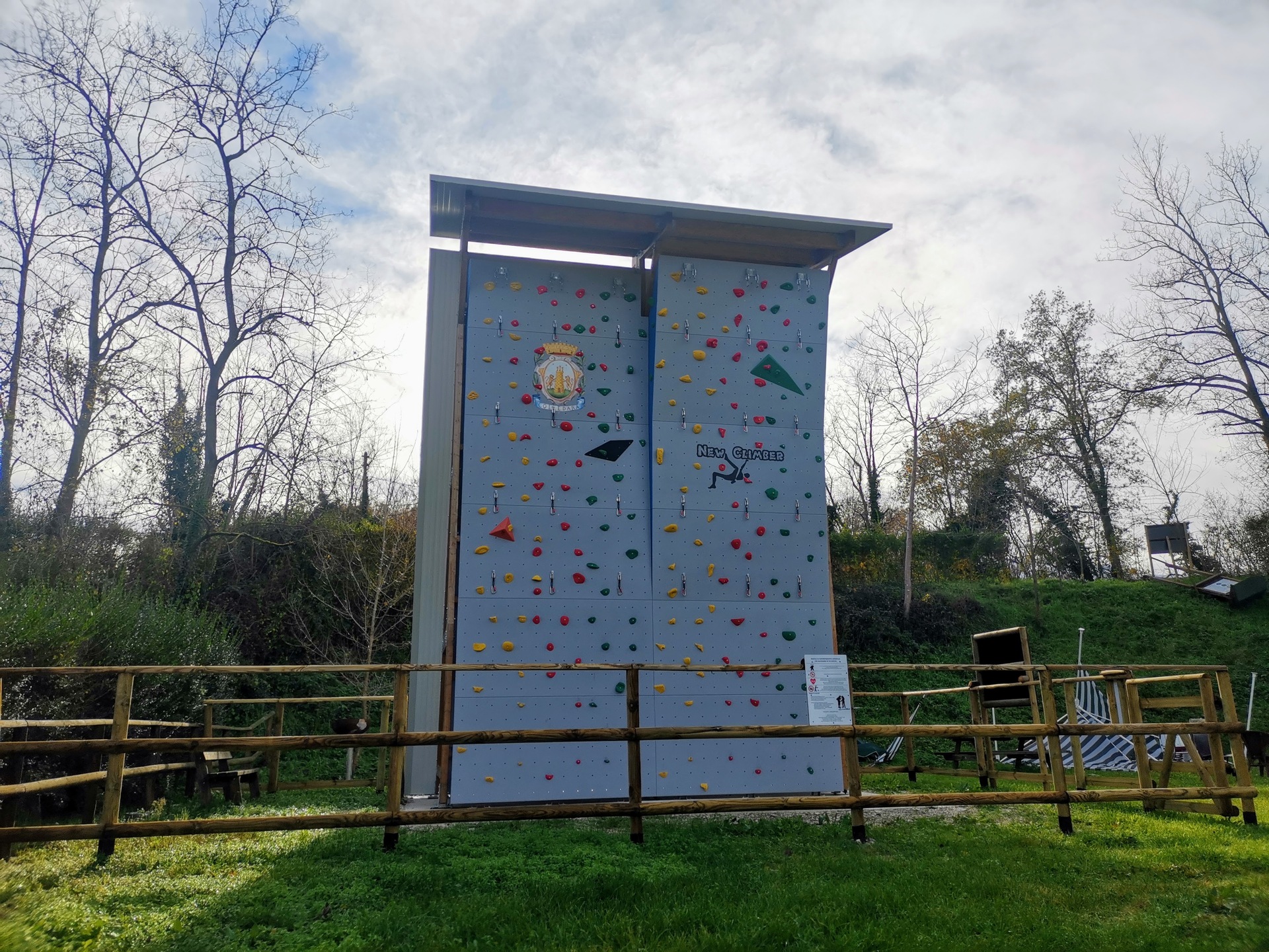 parete-di-arrampicata-sportiva-presso-fiume-fiumetto