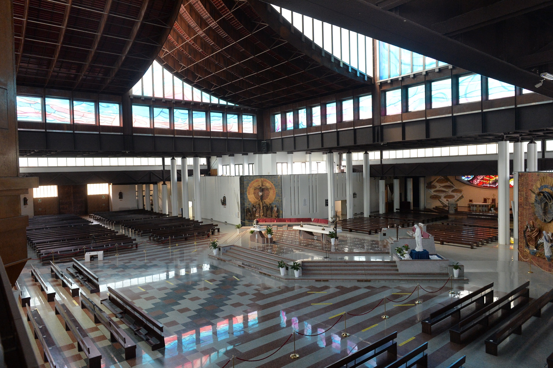 interno basilica di San Gabriele dell'Addolarata nel comune di Isola del Gran Sasso a Teramo in  Abruzzo del Gran Sasso D'Italia