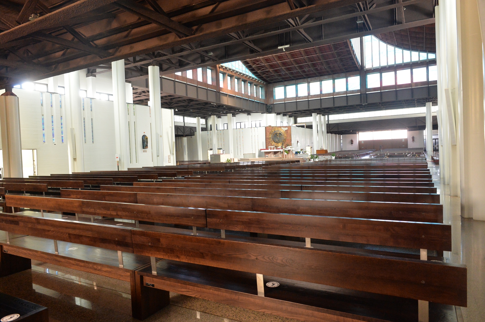 interno basilica di San Gabriele dell'Addolarata nel comune di Isola del Gran Sasso a Teramo in  Abruzzo del Gran Sasso D'Italia