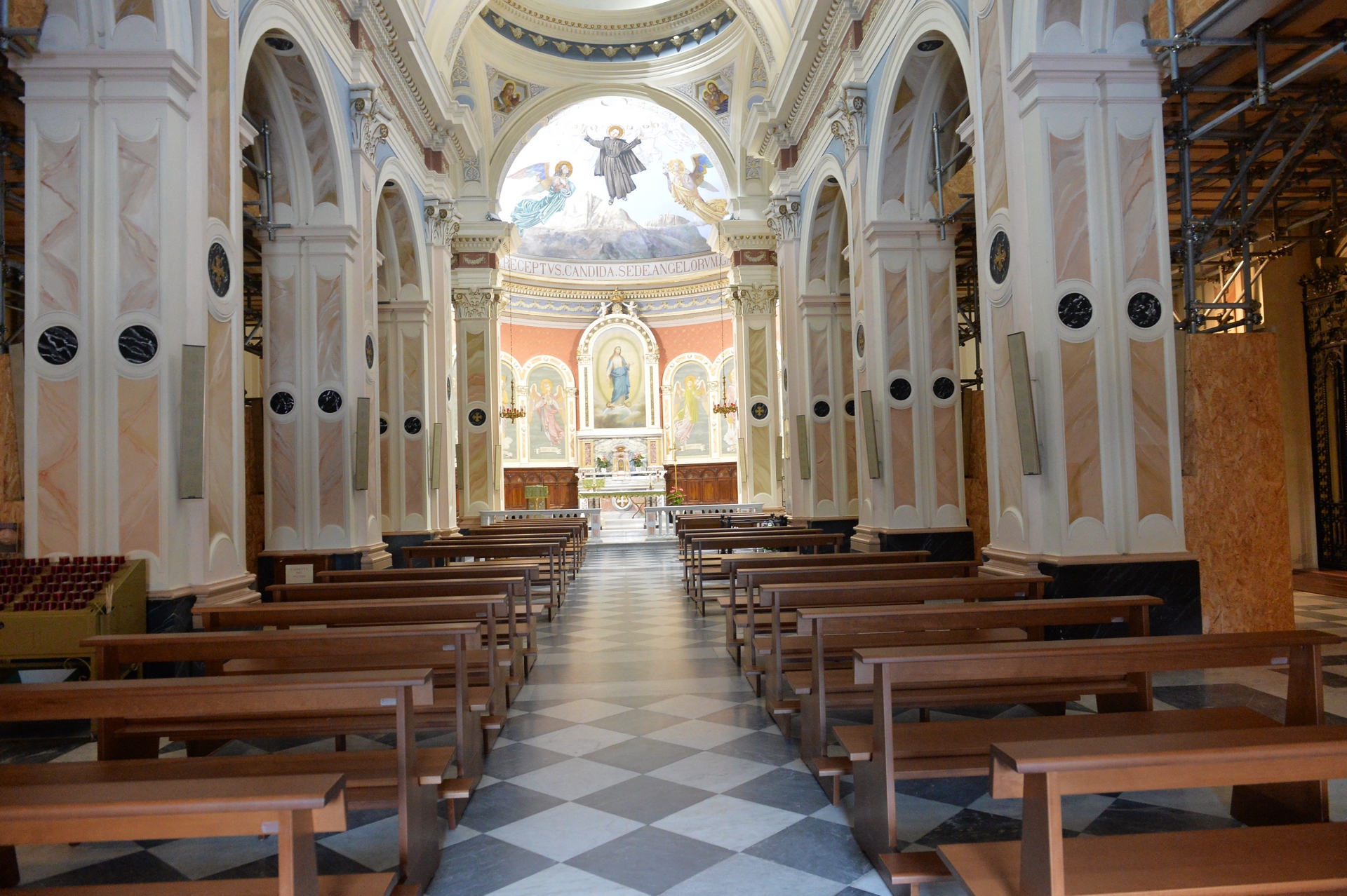 interno basilica vecchia di San Gabriele dell'Addolarata nel comune di Isola del Gran Sasso a Teramo in  Abruzzo del Gran Sasso D'Italia