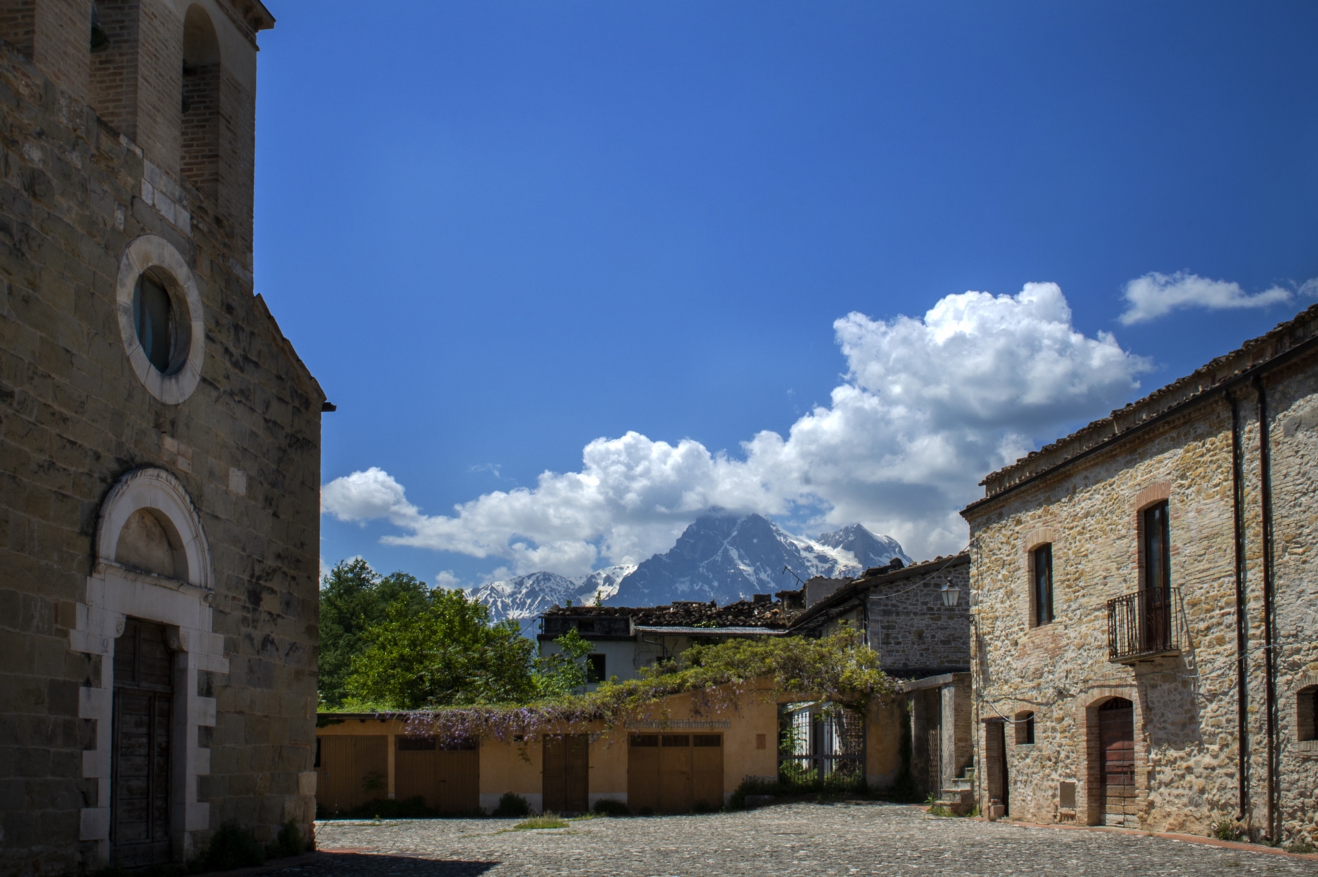 San Michele Arcangelo di Castiglione della Valle nel comune di Colledara a Teramo in  Abruzzo del Gran Sasso D'Italia