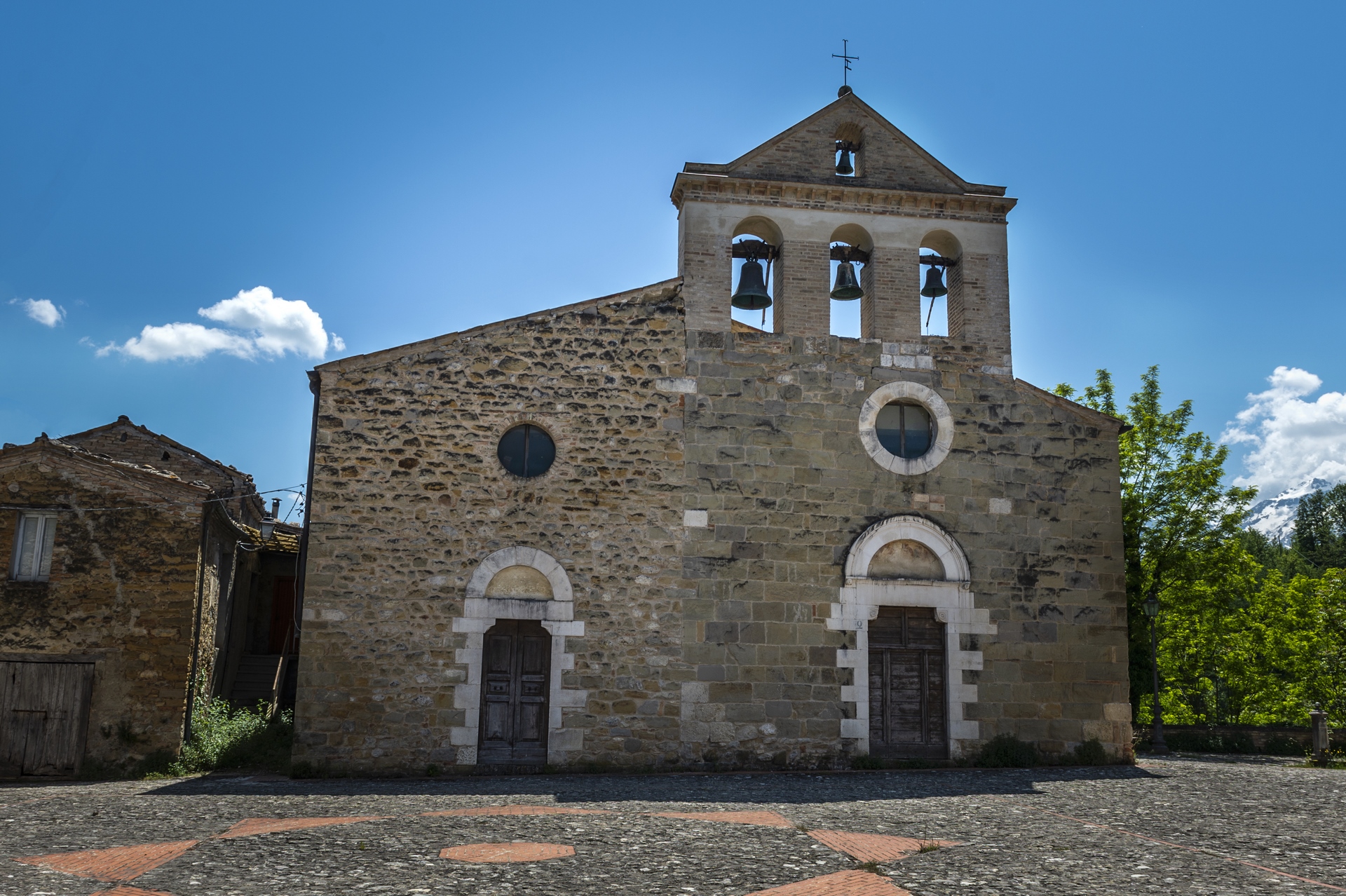 San Michele Arcangelo di Castiglione della Valle nel comune di Colledara a Teramo in  Abruzzo del Gran Sasso D'Italia