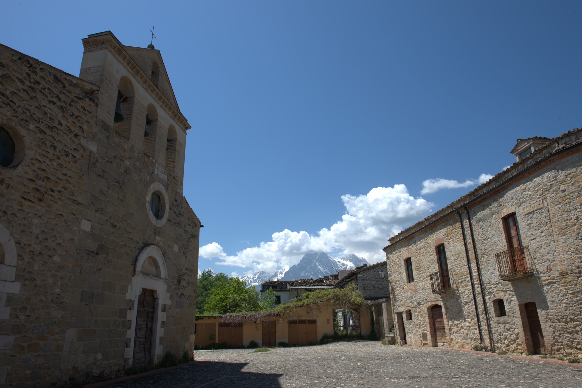 San Michele Arcangelo di Castiglione della Valle nel comune di Colledara a Teramo in  Abruzzo del Gran Sasso D'Italia