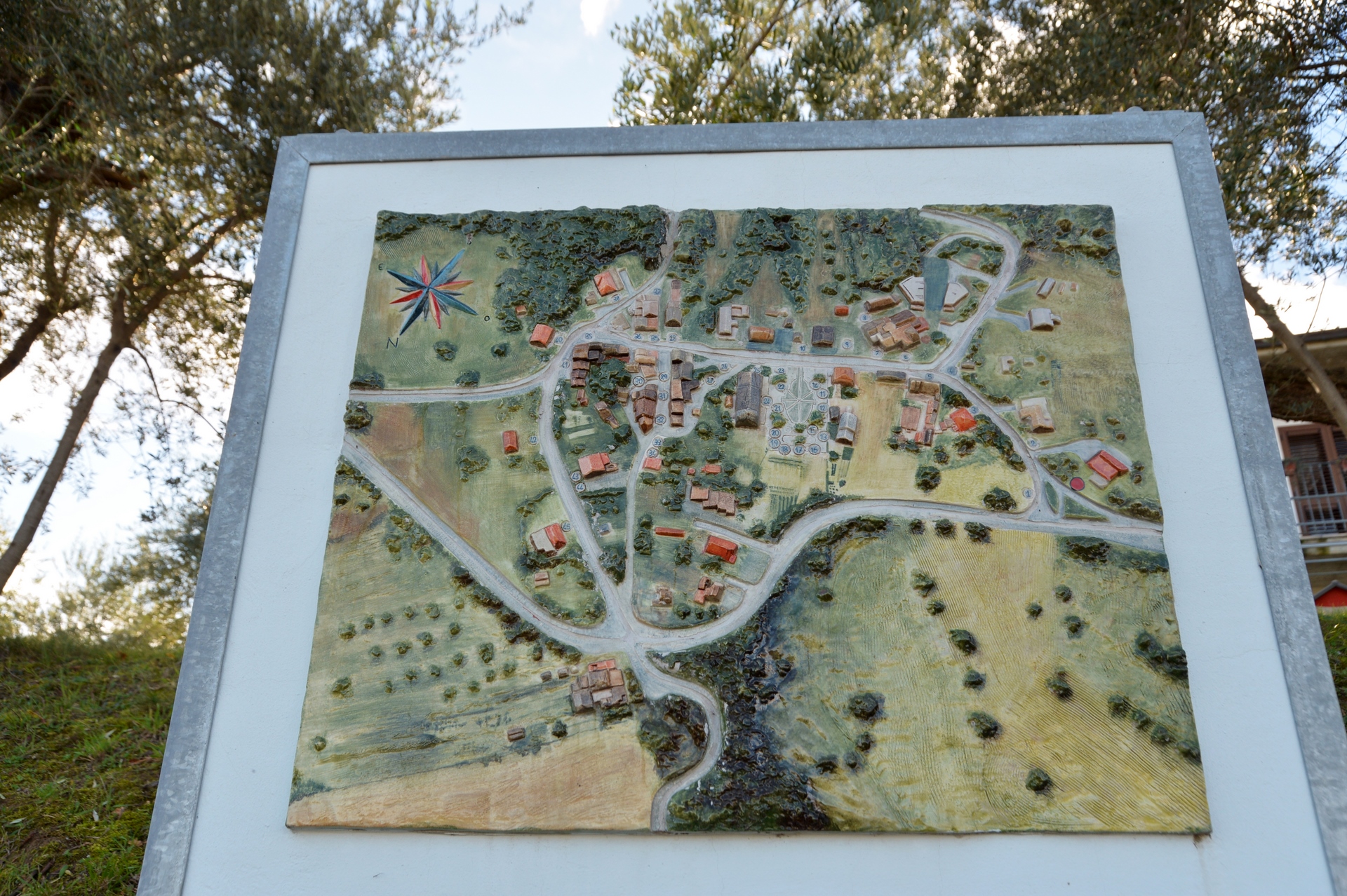 cartello turistico Villa Ilii nella Valle del Gran Sasso a Teramo in Abruzzo