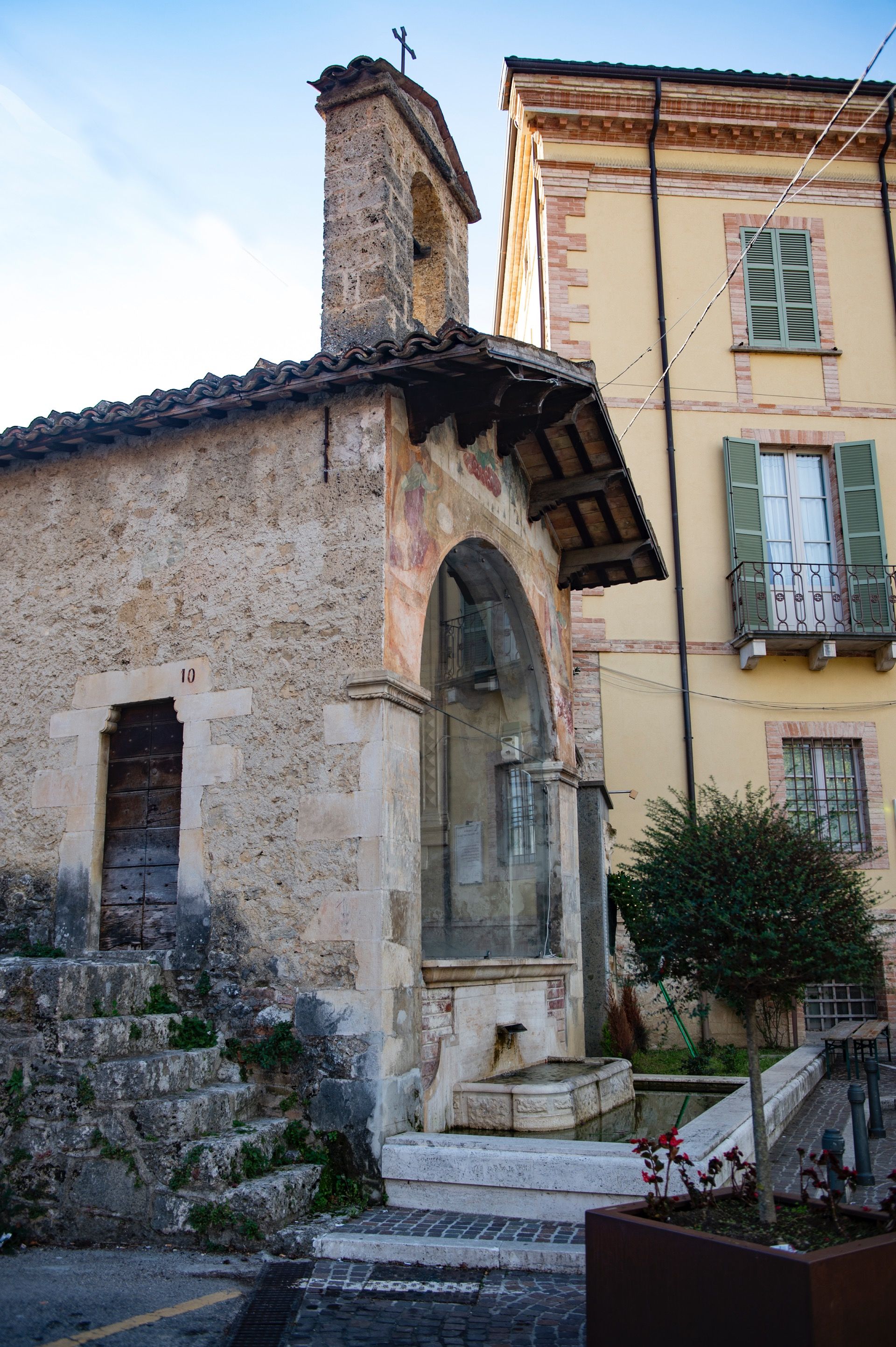 Esterno della Chiesa di San Sebastiano a Isola Del Gran Sasso nella Valle Siciliana