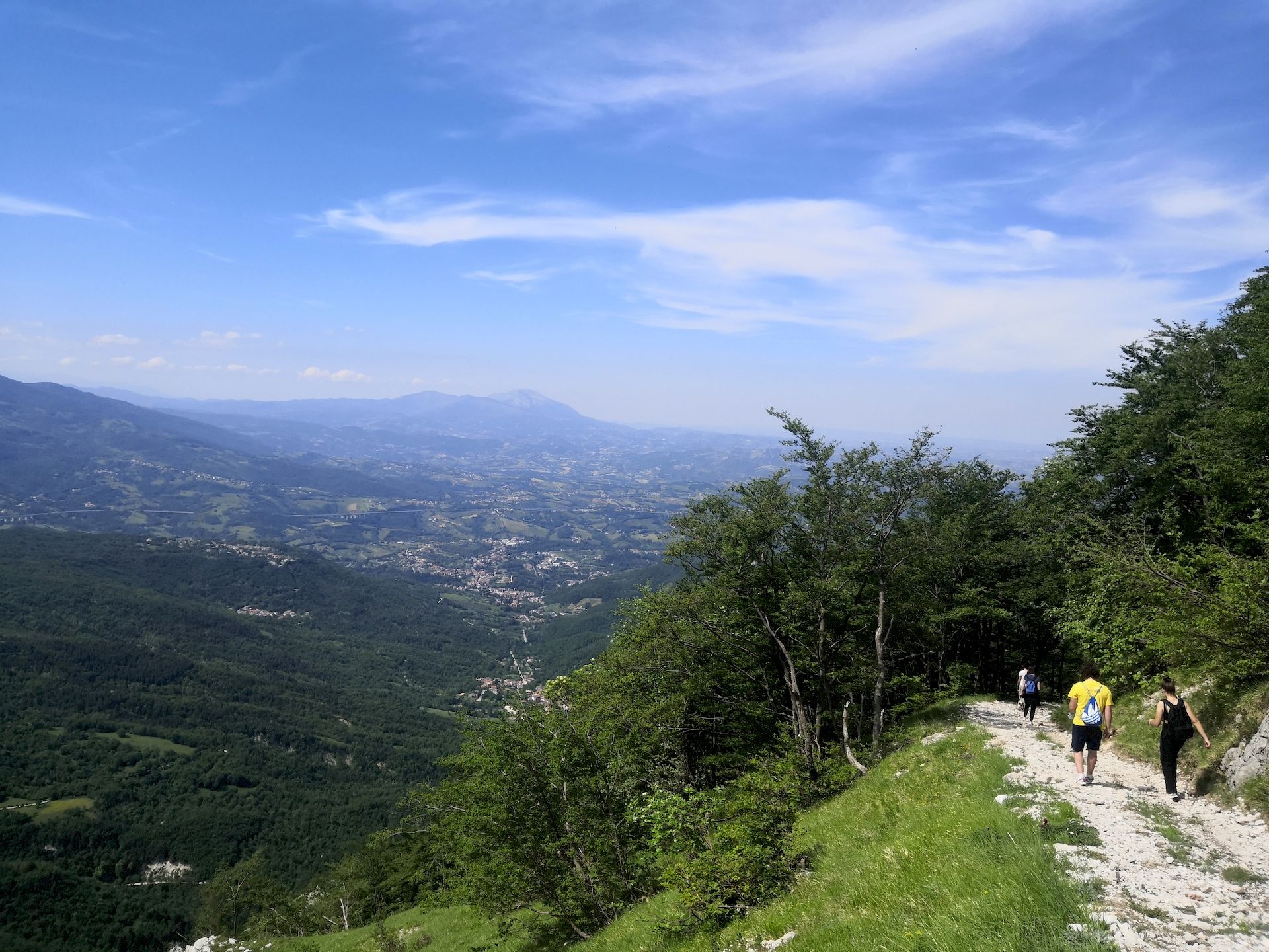 persone che camminano durante passeggiata sul Gran Sasso D'Italia