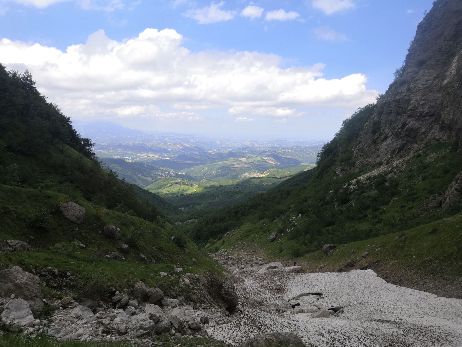 Passeggiata tra i boschi nella Valle Siciliana partendo da Castelli per arrivare a Fondo della Salsa in Abruzzo