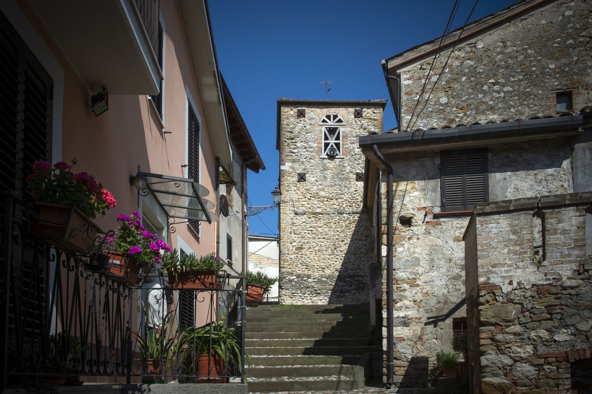 Visuale del borgo incantato di Villa Petto in Abruzzo nella valle del Gran Sasso