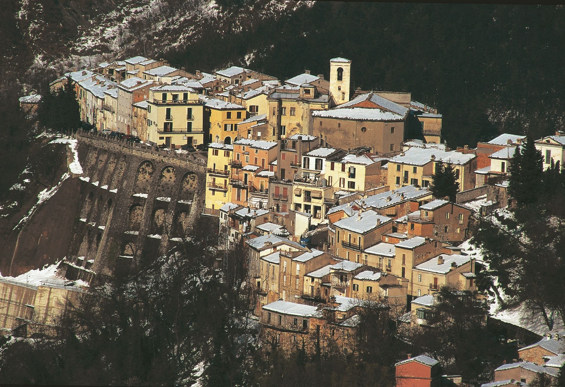 panorama del comune di Castelli a Teramo in  Abruzzo del Gran Sasso D'Italia