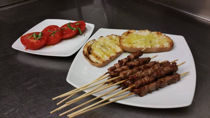 arrosticini ristorante trattoria La Tana Degli Orsi a Forca Di Valle a Isola Del Gran Sasso