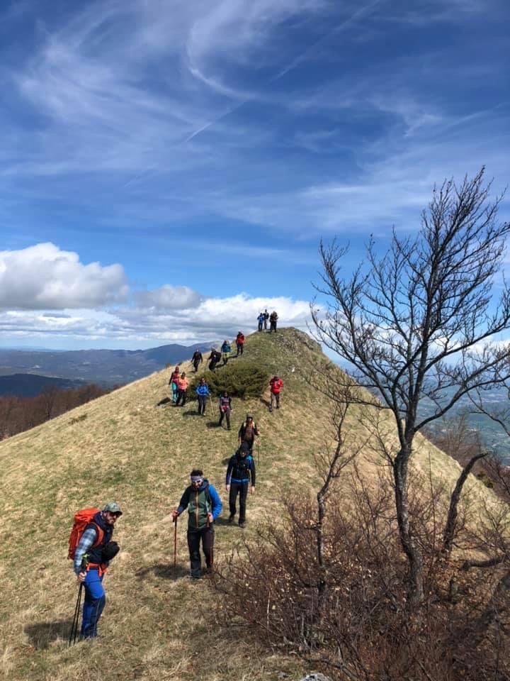 persone che camminano durante passeggiata sul Gran Sasso D'Italia