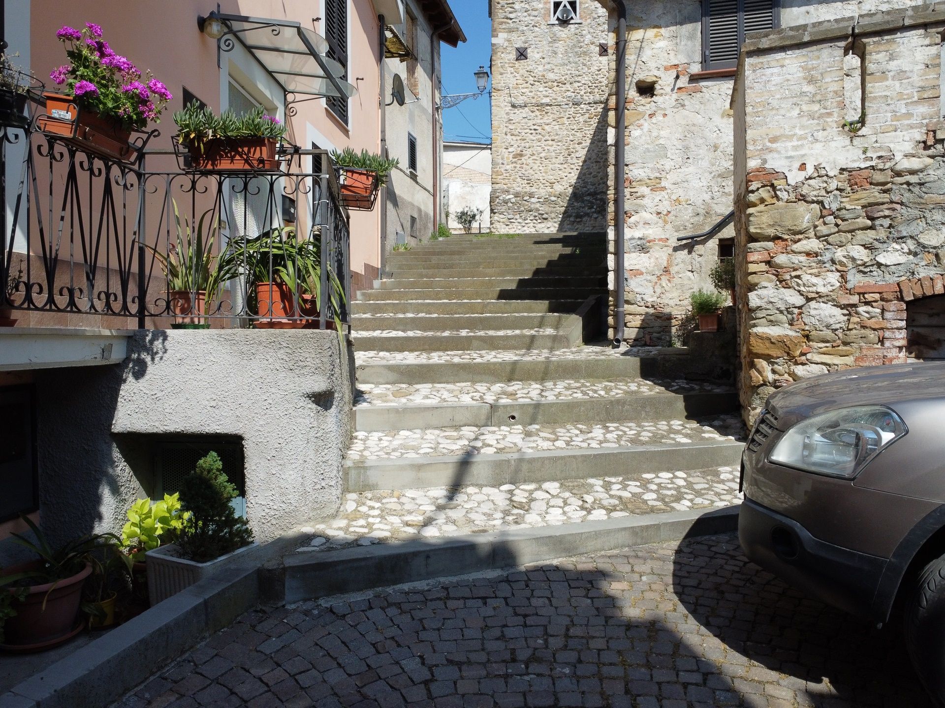 Vicolo del borgo incantato di Villa Petto in Abruzzo nella valle del Gran Sasso