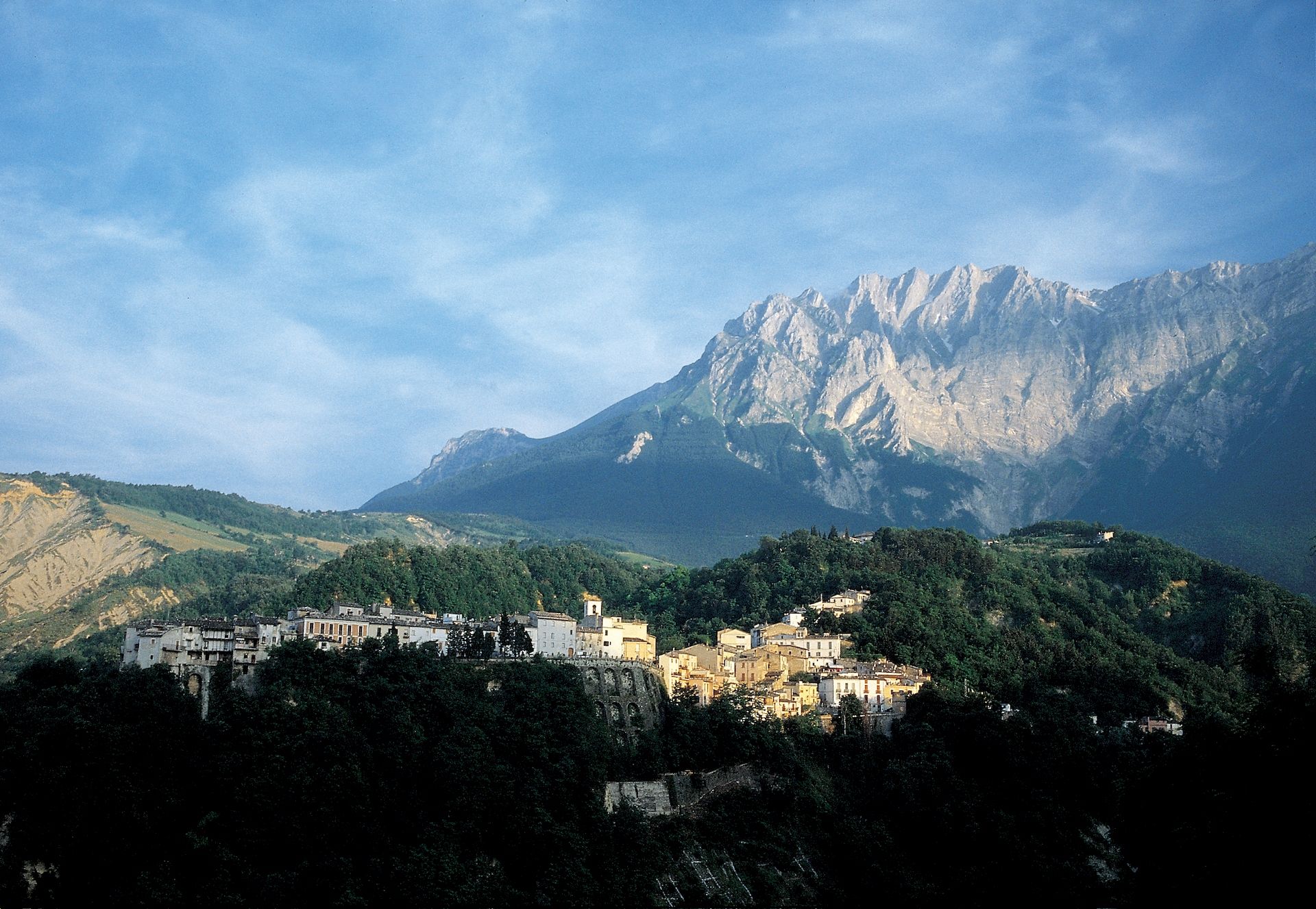 panorama del Monte Camicia nel comune di Castelli a Teramo in  Abruzzo del Gran Sasso D'Italia