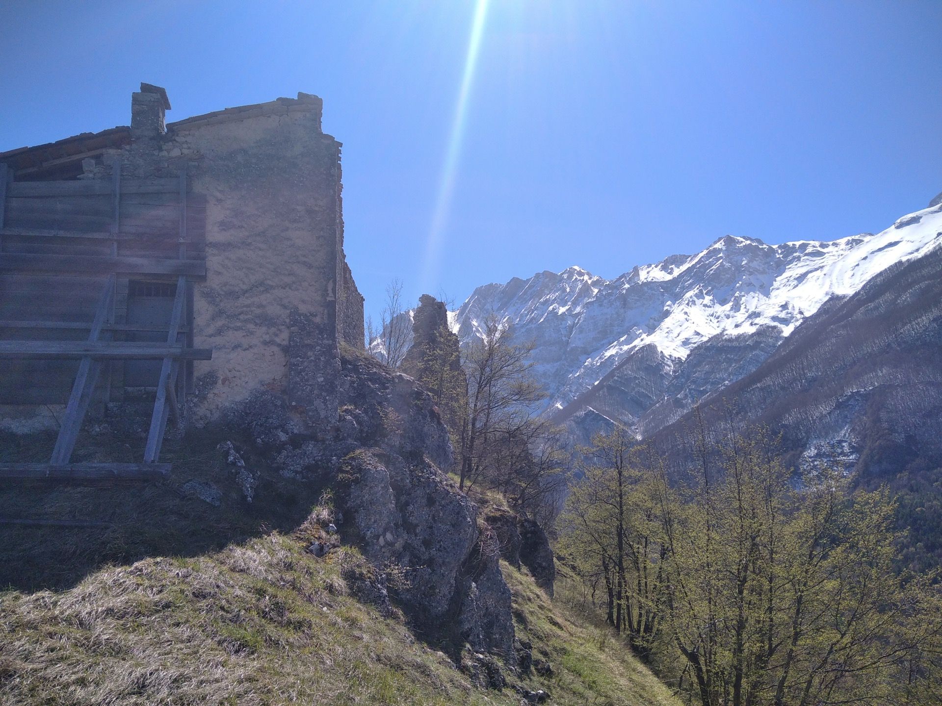 escursione sentieri tra boschi Isola del Gran Sasso e Castello di Pagliara in Abruzzo nel Gran Sasso D'Italia