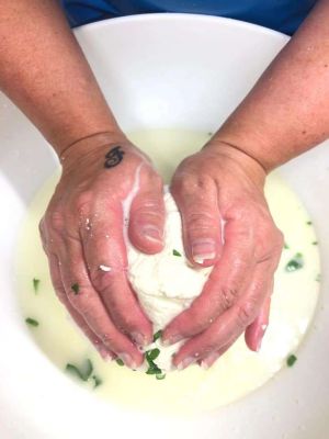 mani durante preparazione formaggio azienda Agricola CaGiò Di Ruffini Franca Castelli di Teramo in Abruzzo